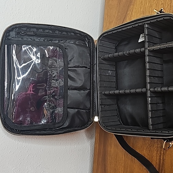 Cosmetic case with a leather detachable shoulder strap. - Picture 13 of 14